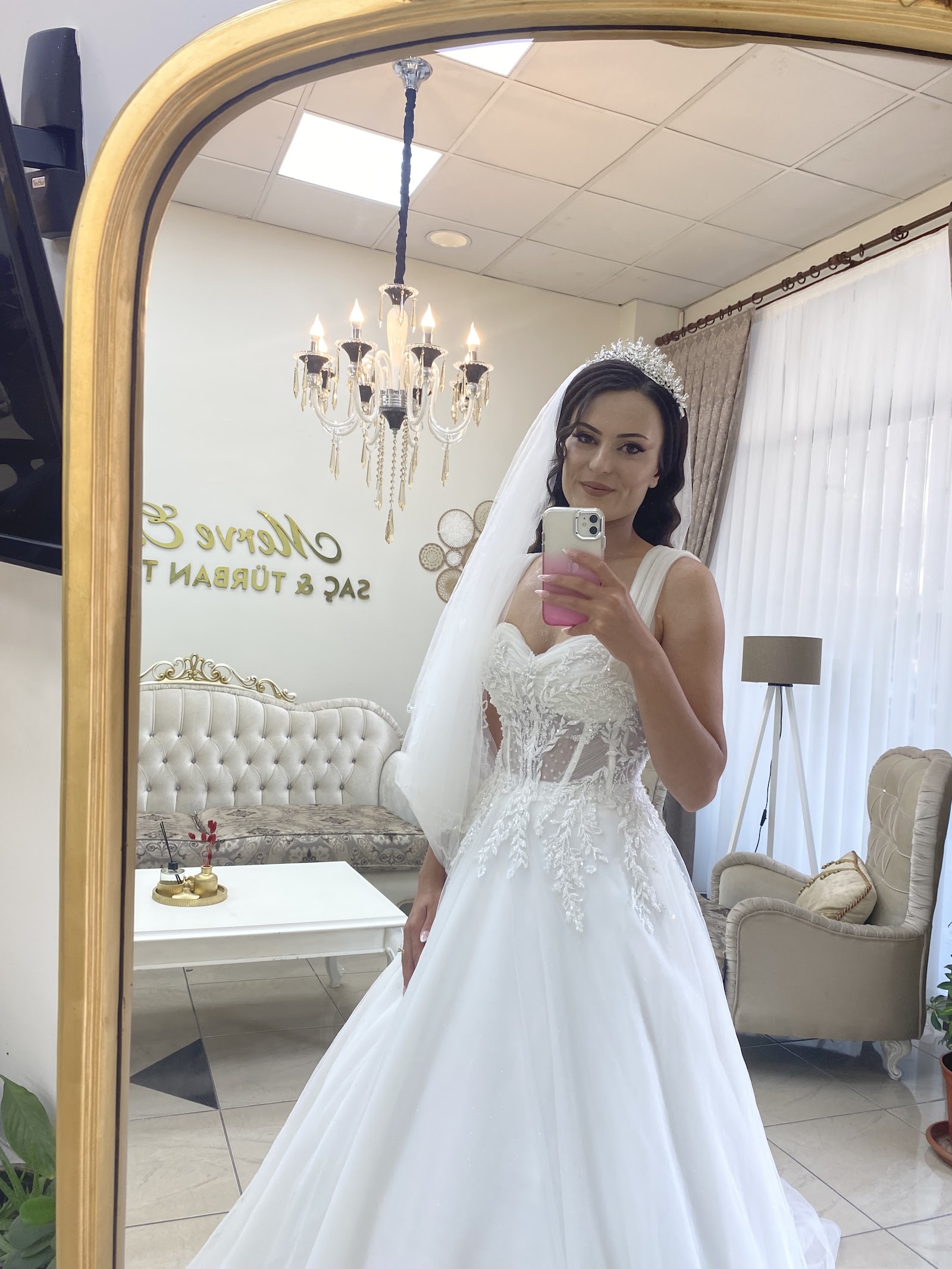 Merve Er SAÇ TASARIM Bayan Kuafõr
